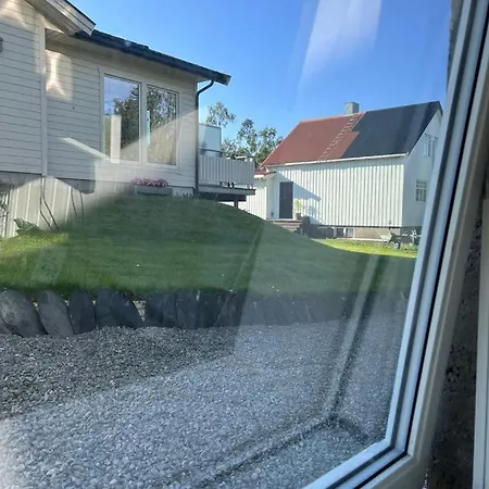 Cozy Basement In Shared & Affordable Apartamento Leknes