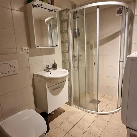 Shared & Affordable In Apartmán Leknes
